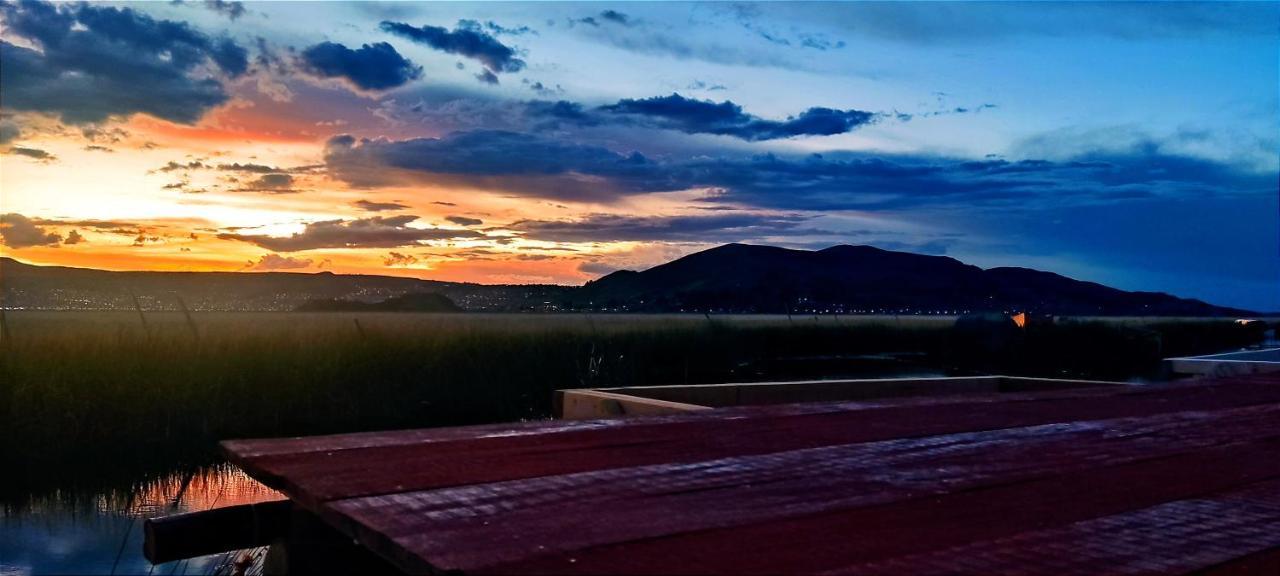 Villa Titicaca Habitacion Panoramica Vista Al Amanecer Puno Exterior foto